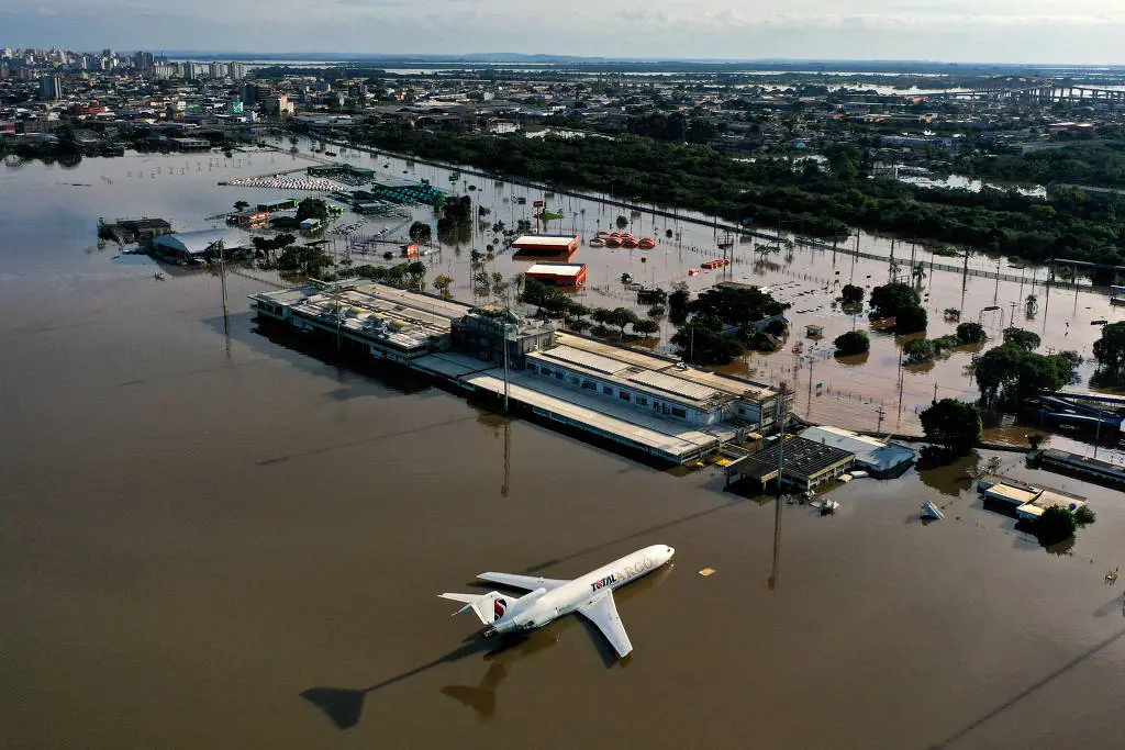 Por causa do alagamento, o aeroporto de Porto Alegre teve sua pista alagada e aviões submersos