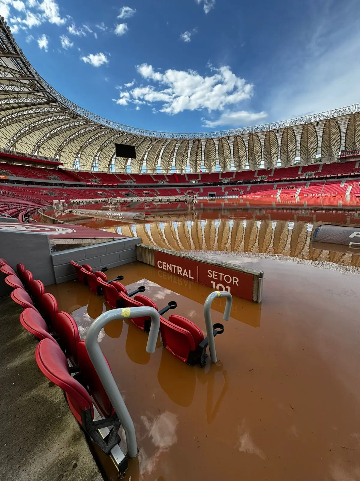Foto do Beira-Rio alagado em Porto Alegre