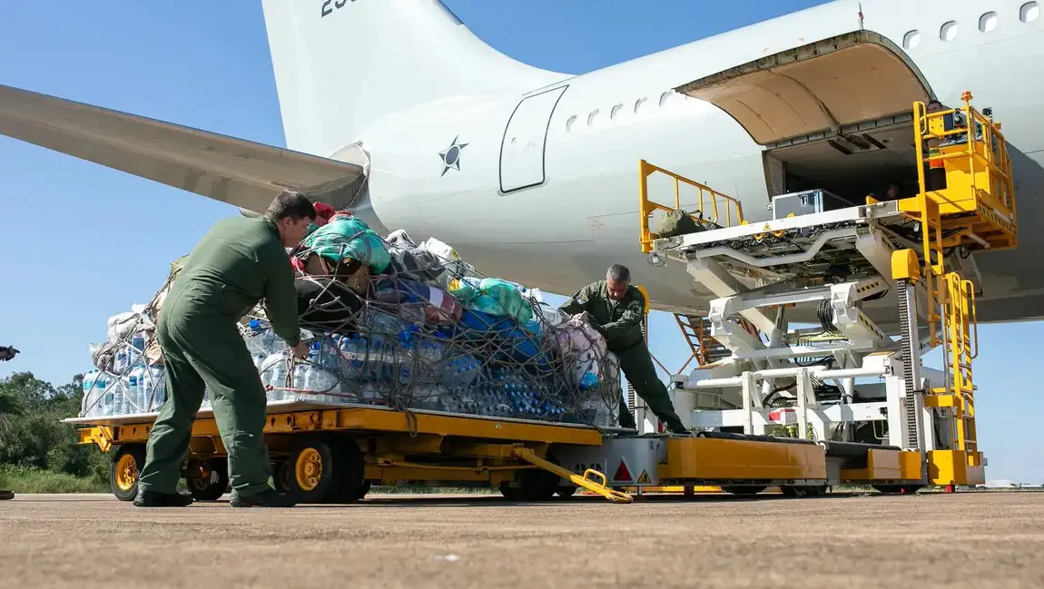 Com o Aeroporto Salgado Filho fechado por causa dos estragos causados pelas tempestades, a Base Aérea de Canoas surge como uma alternativa viável para o desembarque de ajuda humanitária | Guilherme Pereira/Prefeitura Municipal de Canoas