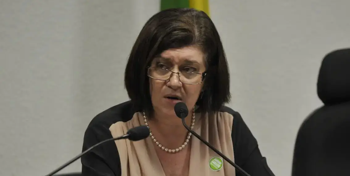 Magda Chambriard falando em microfone
