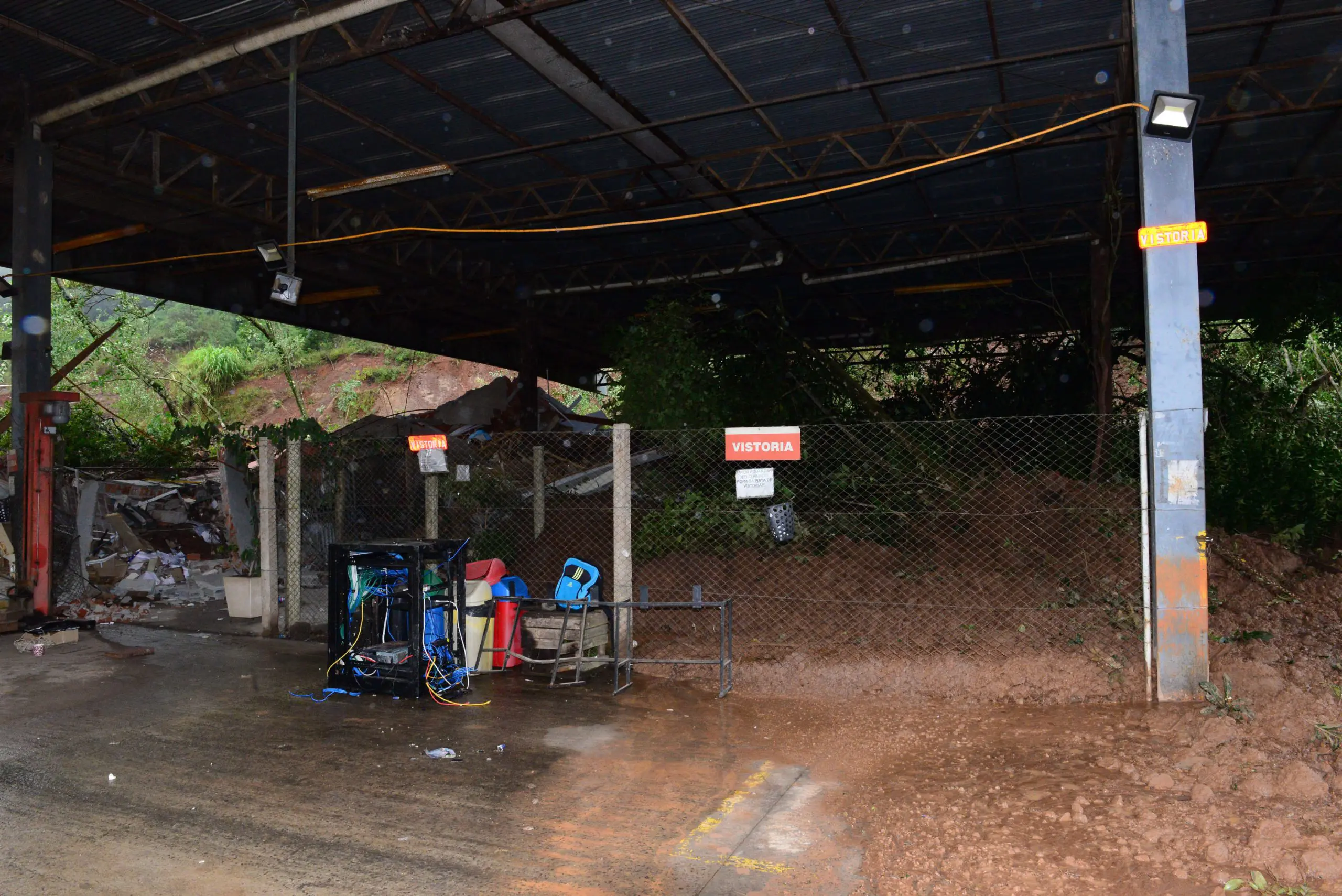 Imagens da destruição do Cartório de Registro Público e do Centro de Registro de Veículos Automotores, no bairro Galópolis, em Caxias do Sul, depois do desmoronamento de barranco por causa  das chuvas severas que atingem o estado do Rio Grande do Sul - 3/5/2024 | Foto: Antonio Machado/FotoArena/Estadão Conteúdo
