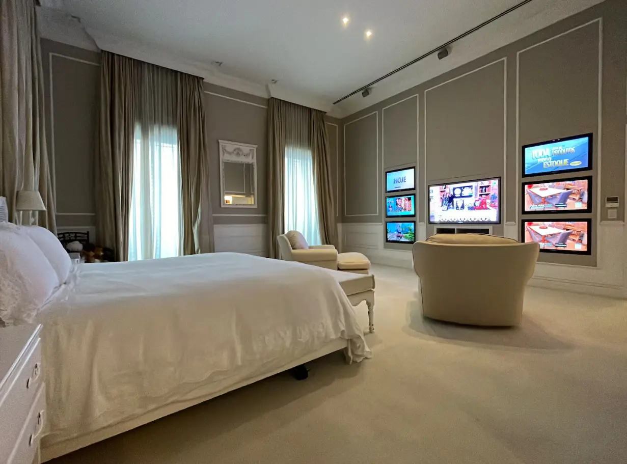 Com 1,8 mil m², o imóvel de Marcelo de Carvalho e Luciana Gimenez possui sete suítes de luxo e banheiros separados para homens e mulheres | Foto: Divulgação/MBRAS