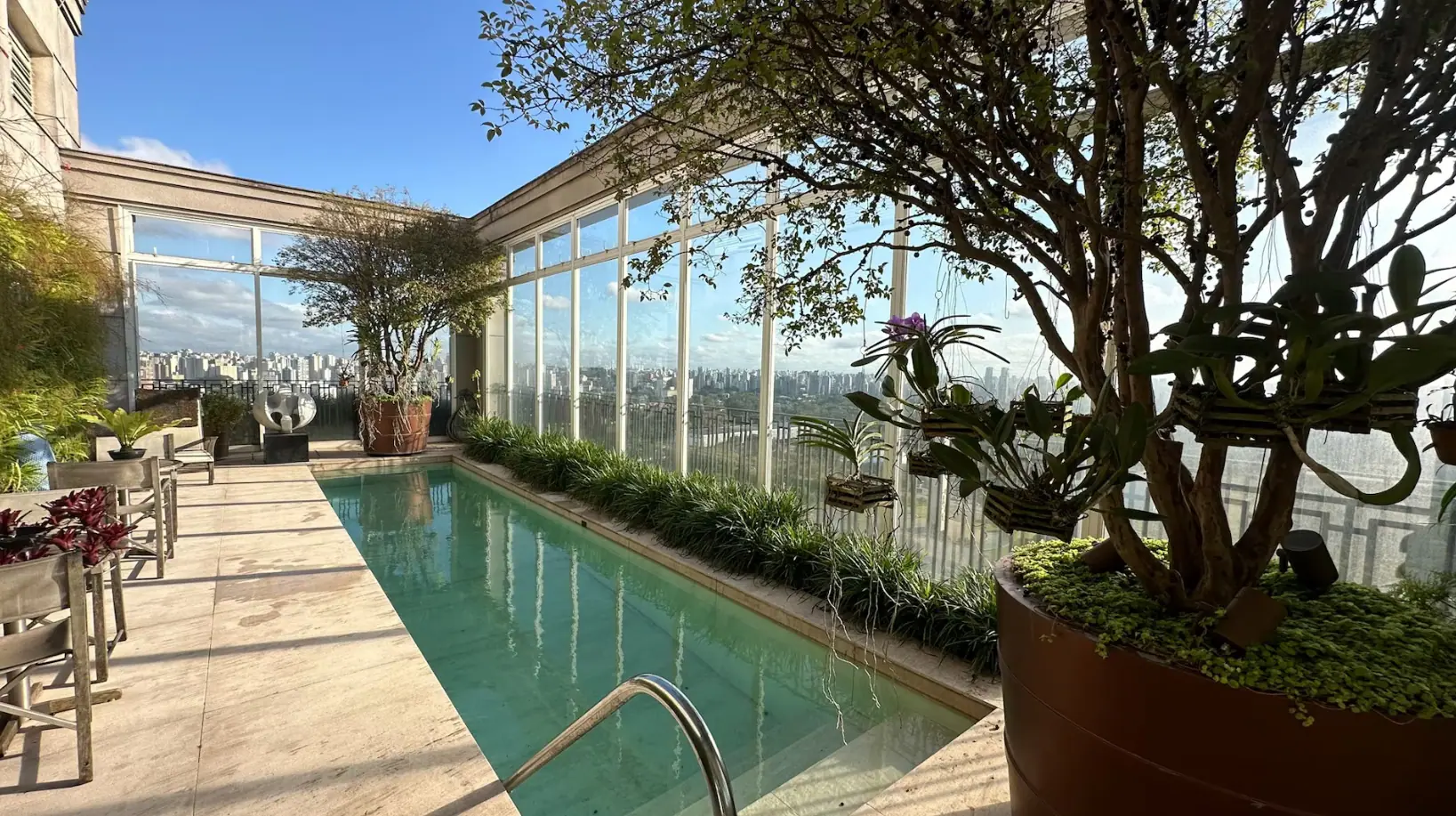 O Edifício Metropolitan possui uma cobertura de 1.000 m², com piscina, área externa, lazer privativo, varanda gourmet e churrasqueira | Foto: Divulgação/MBRAS