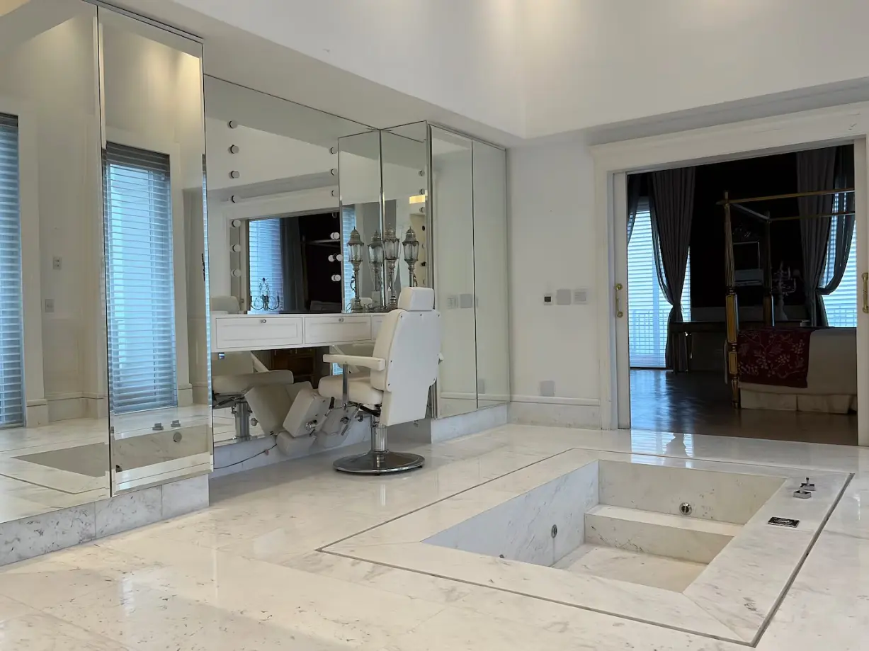 Com 1,8 mil m², o imóvel de Marcelo de Carvalho e Luciana Gimenez possui sete suítes de luxo e banheiros separados para homens e mulheres | Foto: Divulgação/MBRAS