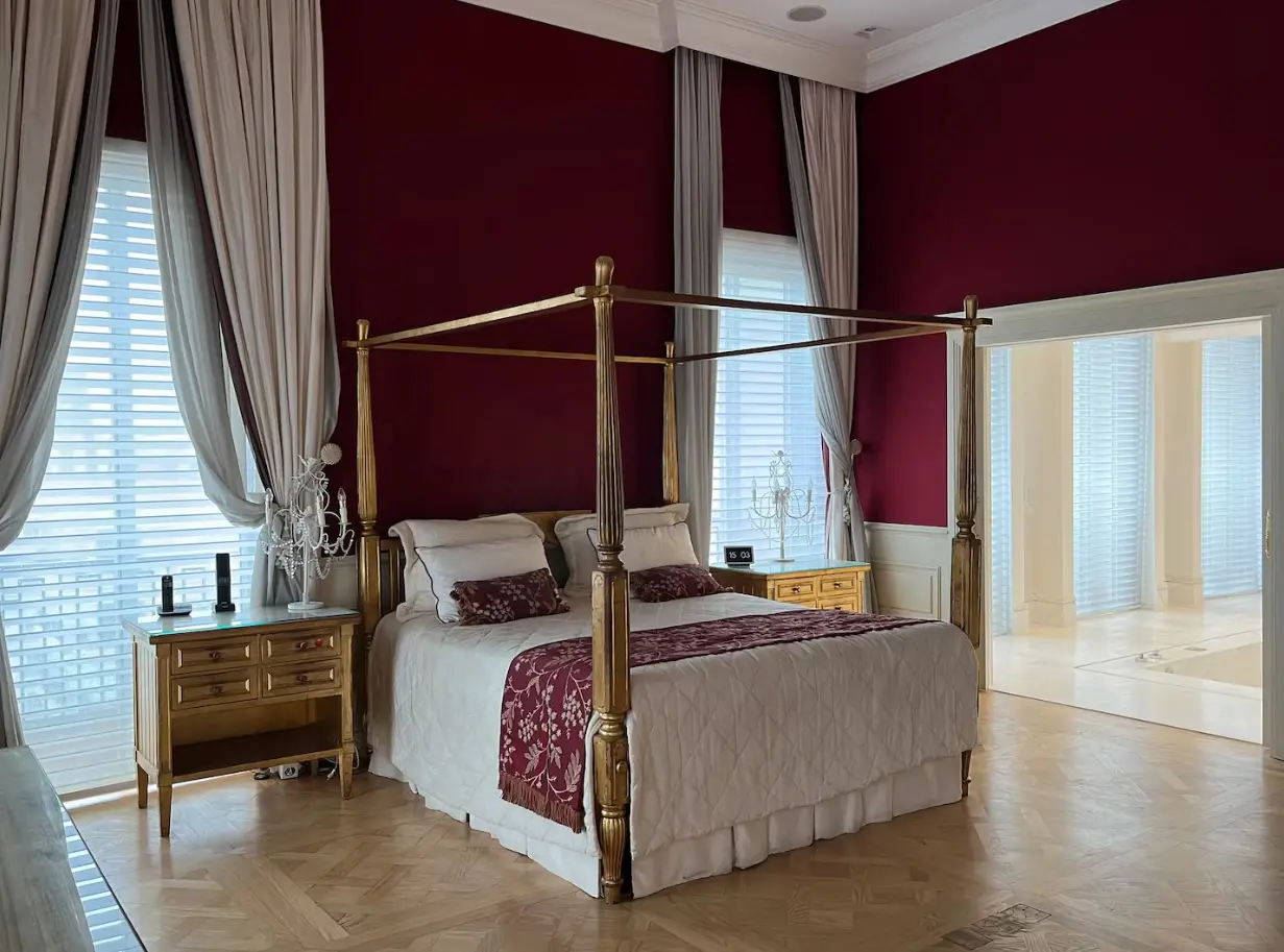 Com 1,8 mil m², o imóvel de Marcelo de Carvalho e Luciana Gimenez possui sete suítes de luxo e banheiros separados para homens e mulheres | Foto: Divulgação/MBRAS