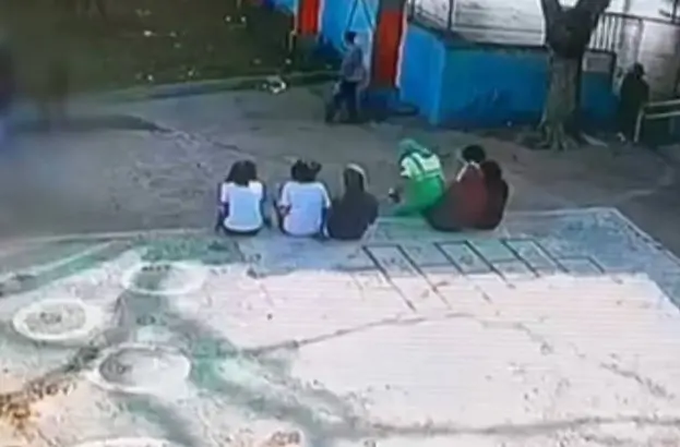 Câmeras de segurança registraram o momento em que o coletor de lixo tentou beijar alunos no pátio da escola