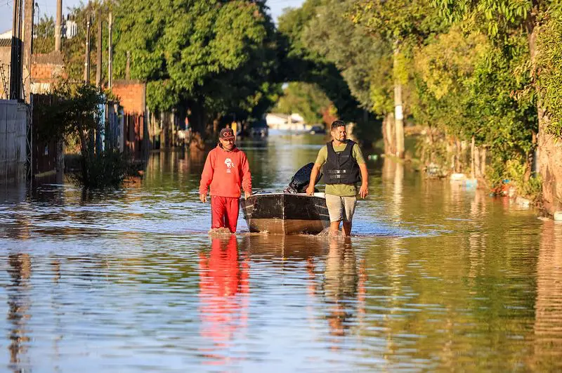 Rua alagada em Eldorado do Sul, RS, enchentes. presos. psol