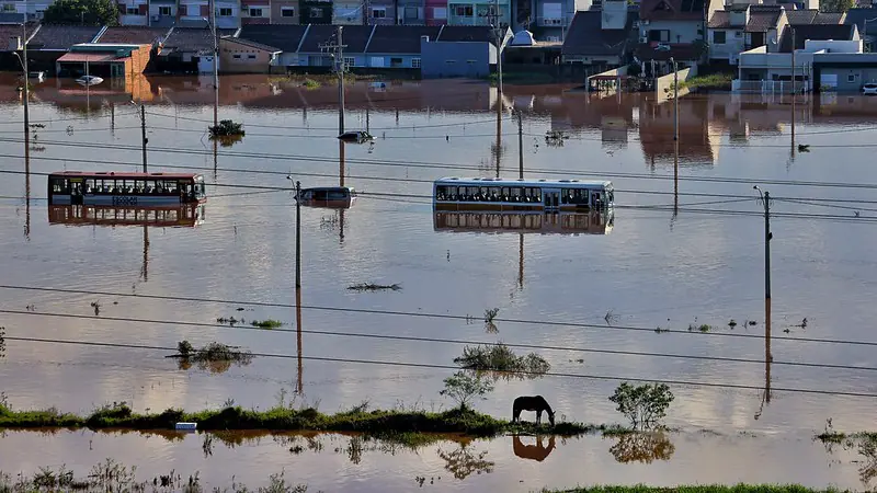 Enchentes no Rio Grande do Sul. Vista aérea de alagamento na região metropolitana de Porto Alegre