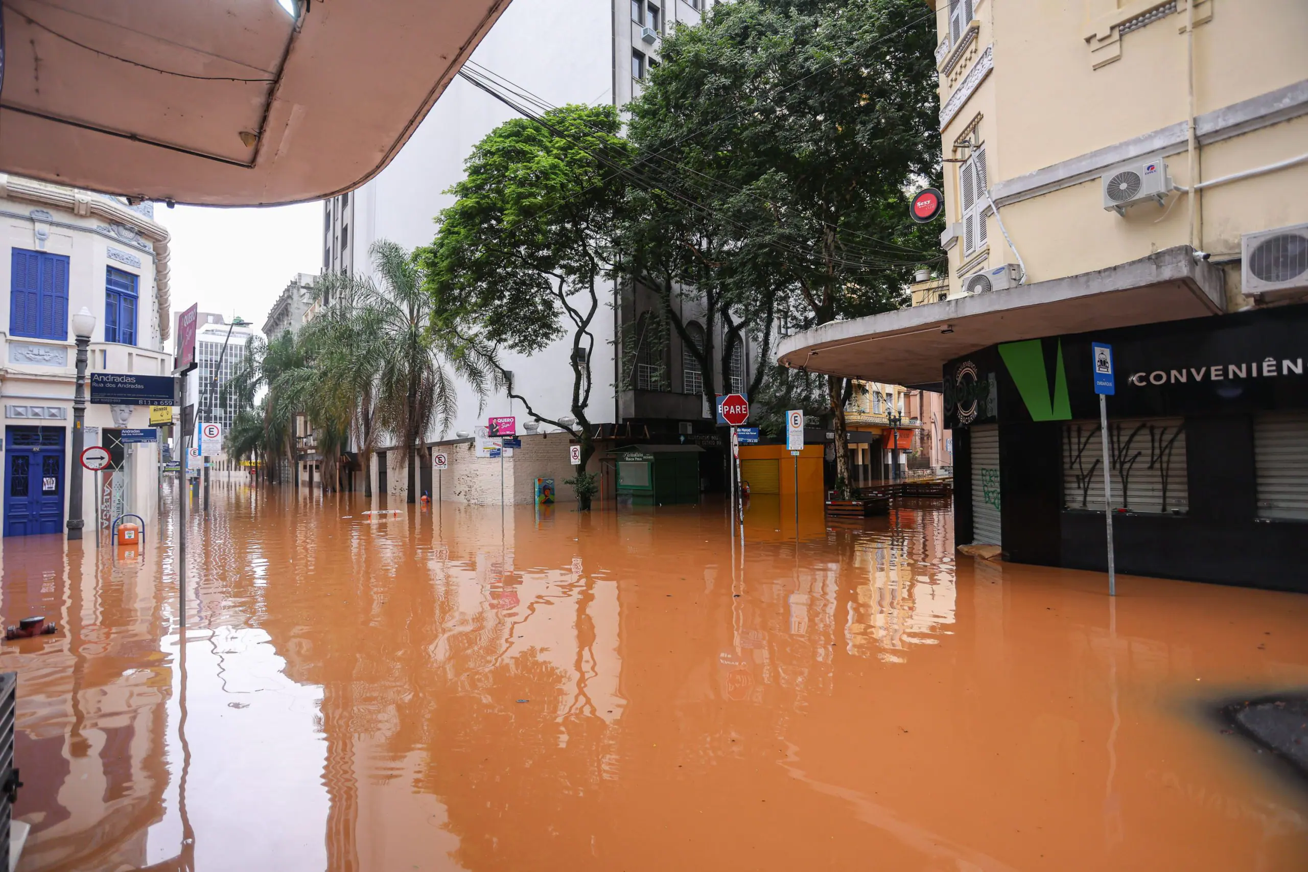 As águas do Guaíba tomam conta do centro na cidade de Porto Alegre, neste sábado, 4 | Foto: Maxi Franzoi/Agência de fotografia/Estadão Conteúdo