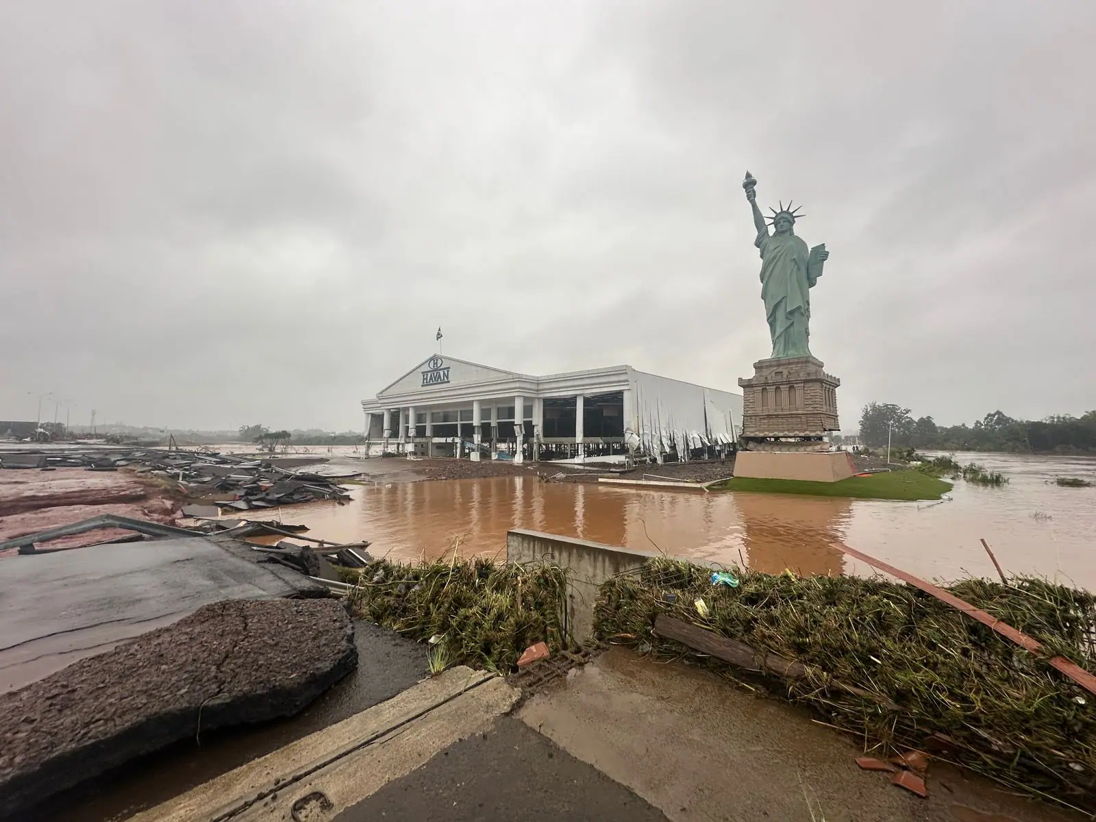 Uma das consequências mais visíveis desse evento climático foi o impacto sofrido pela loja da Havan no município, que ficou submersa | Foto: Reprodução/Havan