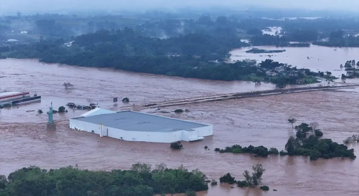 Para ter uma ideia, a água invadiu o estabelecimento e causou danos consideráveis | Foto: Divulgação/Havan