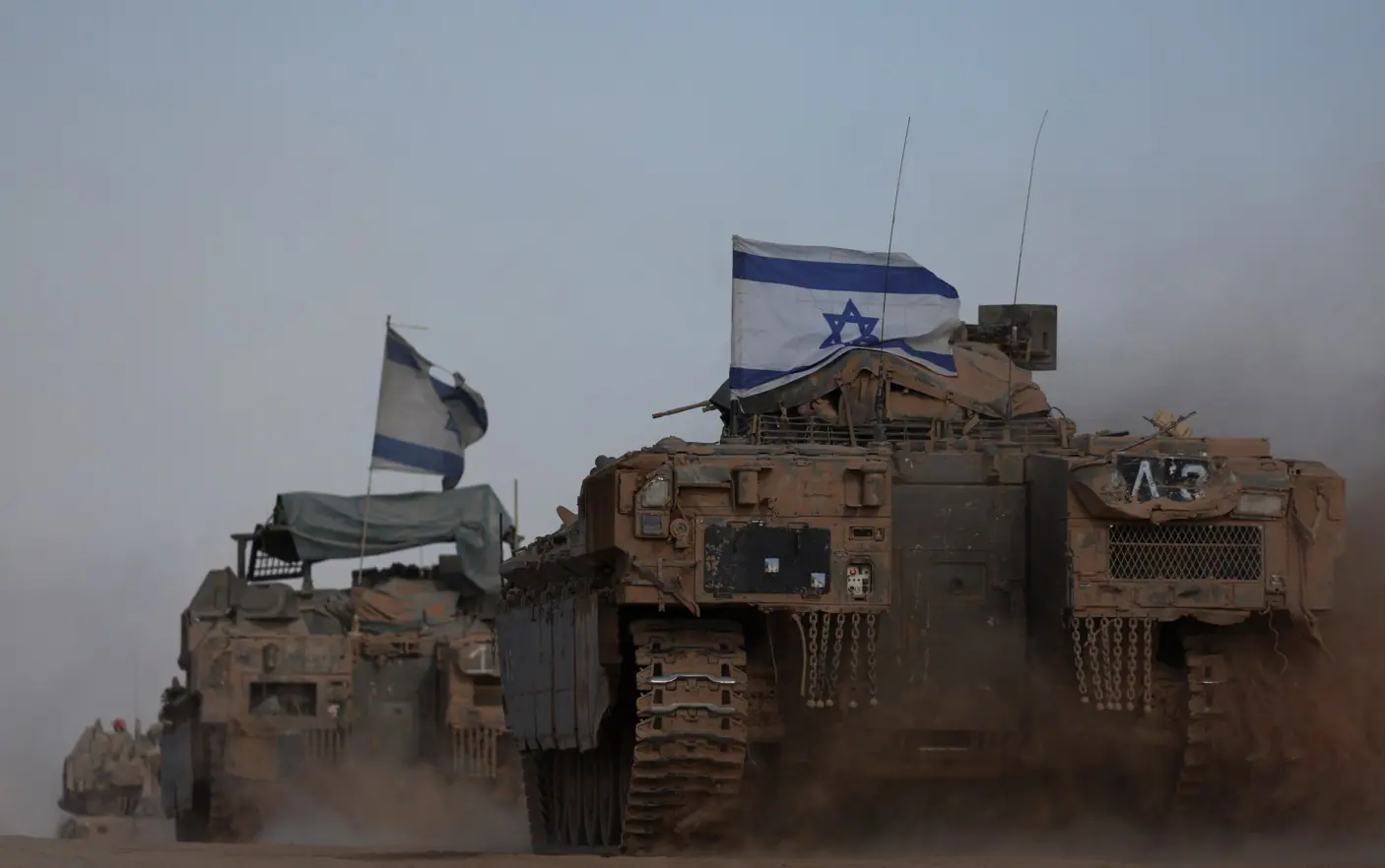Veículos blindados de Israel operam, em meio ao conflito com os terroristas do Hamas, perto da fronteira com Gaza - 29/5/2024 | Foto: Ronen Zvulun/Reuters
