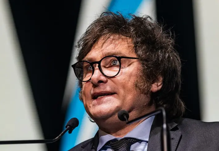 Javier Milei usa óculos enquanto discursa