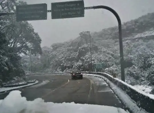 De acordo com o Inmet, há possibilidade de haver neve com espessura de até 5 centímetros nesta terça-feira, nos dois Estados