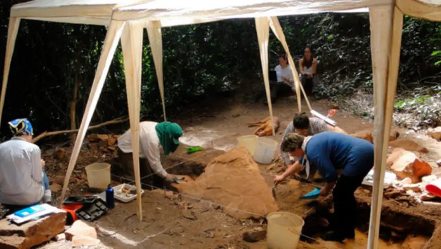 Pesquisadores trabalhando em sítio arqueológico