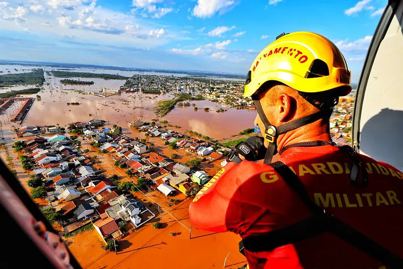 Operação de resgate com o helicóptero do Corpo de Bombeiros na Região Metropolitana