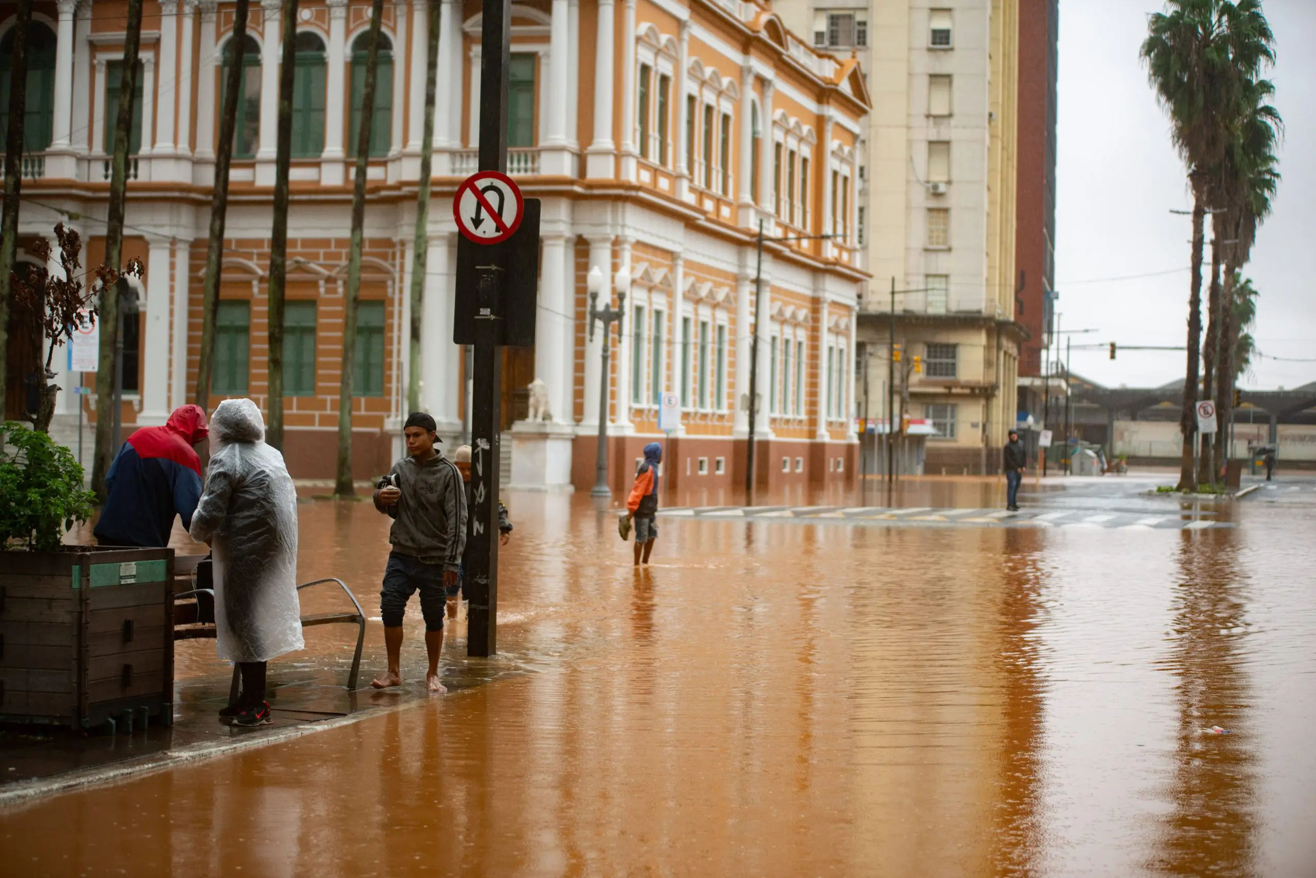A enchente em Porto Alegre já é histórica. O Lago Guaíba, por exemplo, atingi 4,5 metros - 3/5/2024 | Foto: Mateus Piccini/FotoArena/Estadão Conteúdo