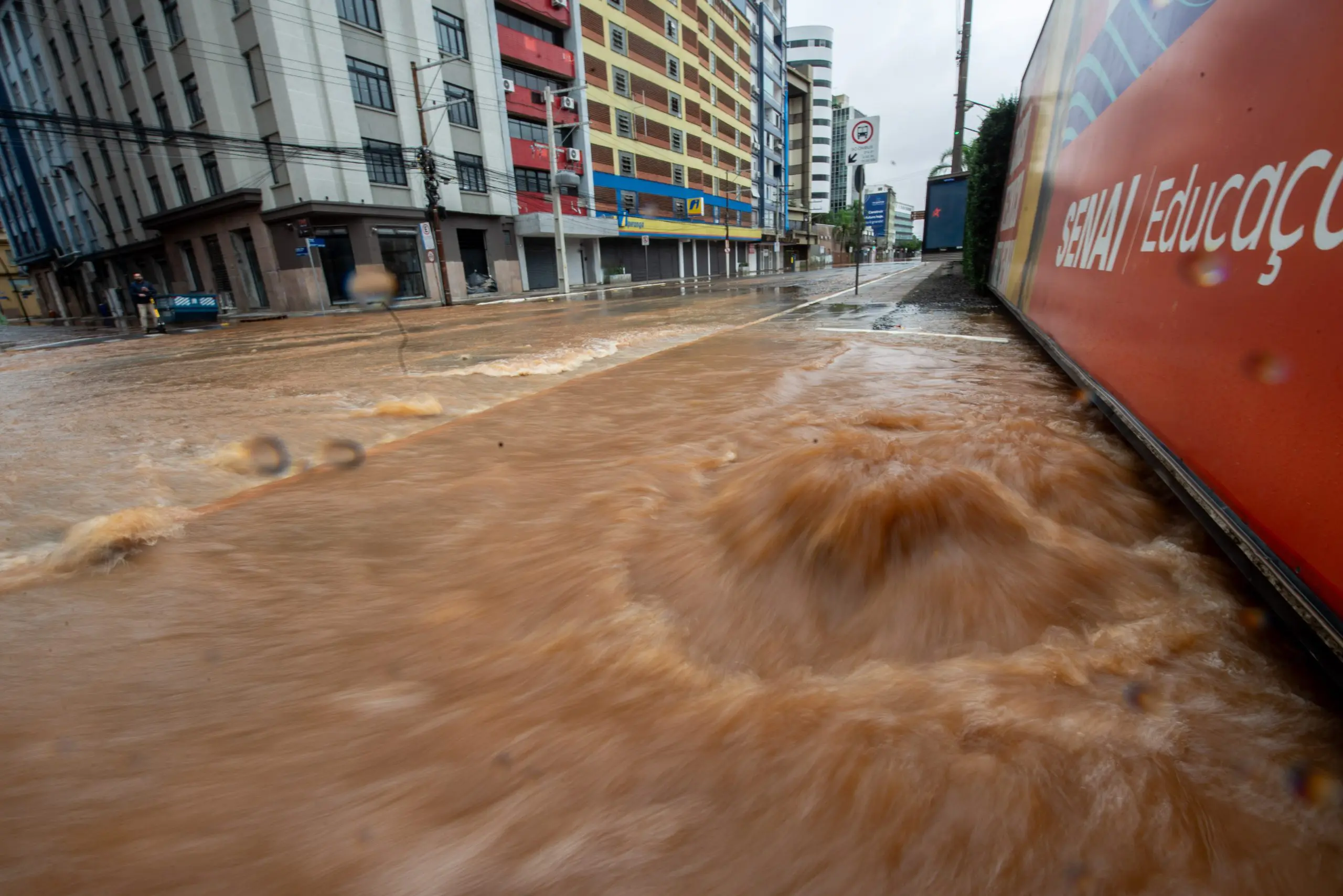 A enchente em Porto Alegre já é histórica. O Lago Guaíba, por exemplo, atingi 4,5 metros - 3/5/2024 | Foto: Mateus Piccini/FotoArena/Estadão Conteúdo