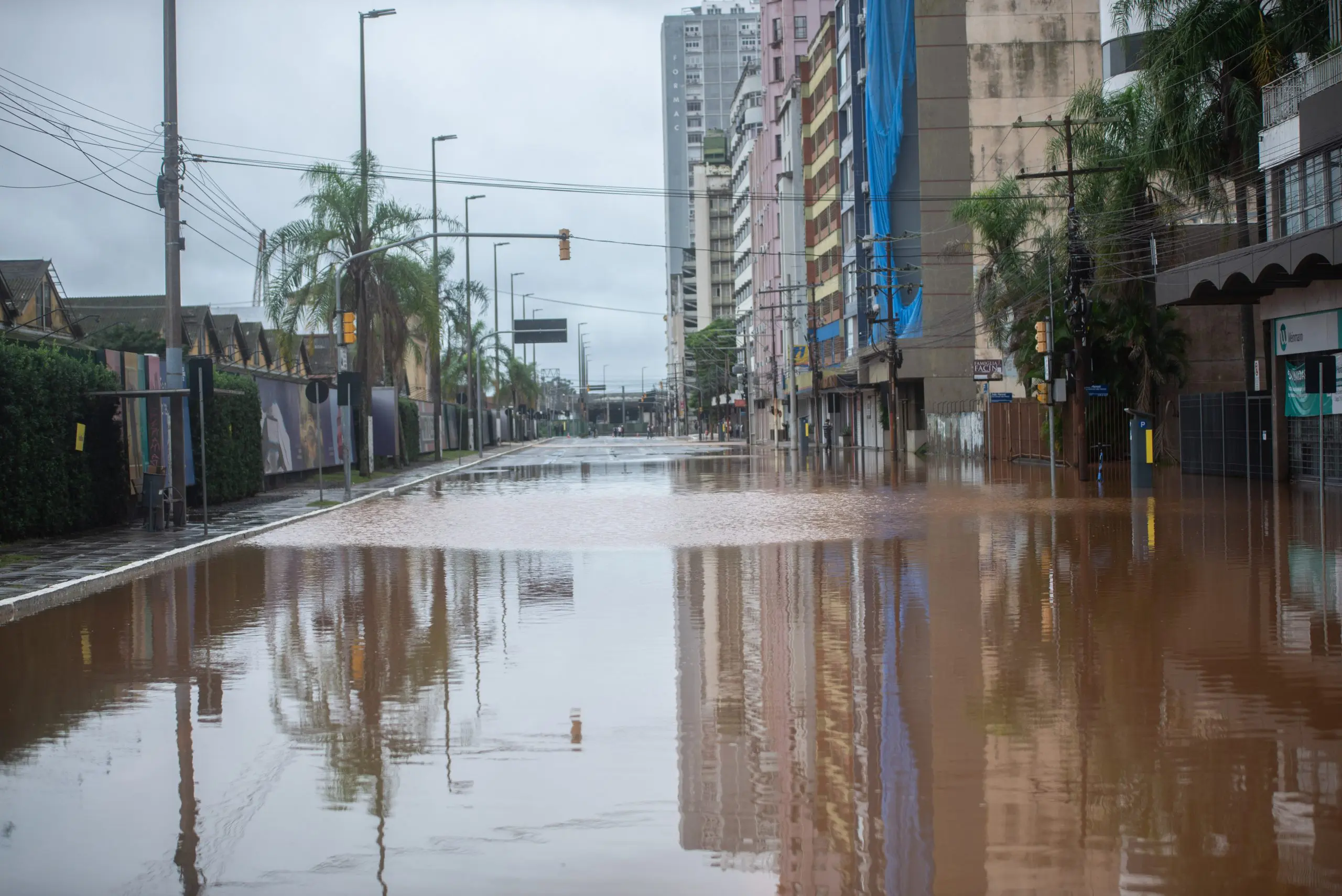 A enchente em Porto Alegre já é histórica. O Lago Guaíba, por exemplo, atingi 4,5 metros - 3/5/2024 | Foto: Mateus Piccini/FotoArena/Estadão Conteúdo