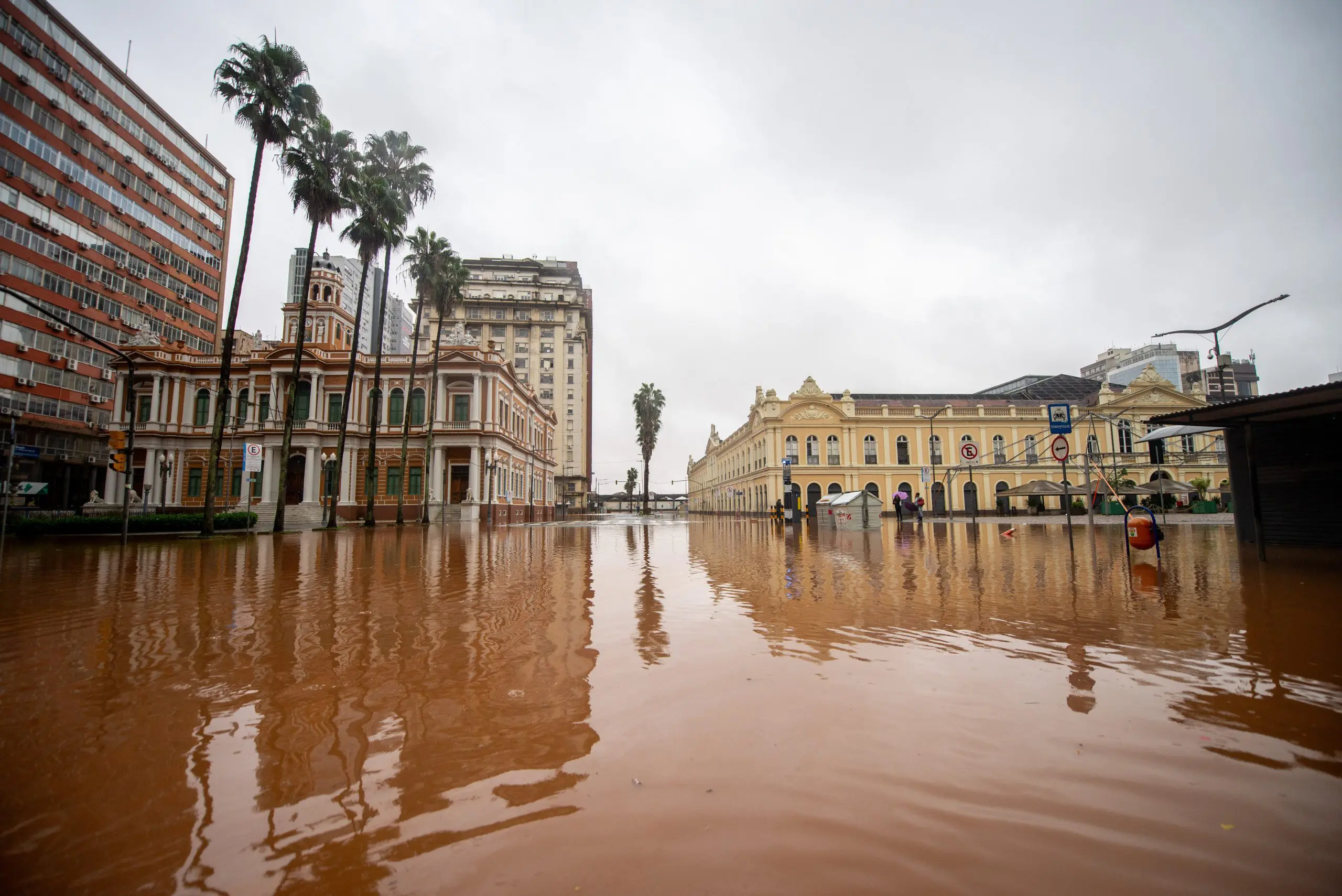 A enchente em Porto Alegre já é histórica. O Lago Guaíba, por exemplo, atingi 4,5 metros - 3/5/2024 | Foto: Mateus Piccini/FotoArena/Estadão Conteúdo