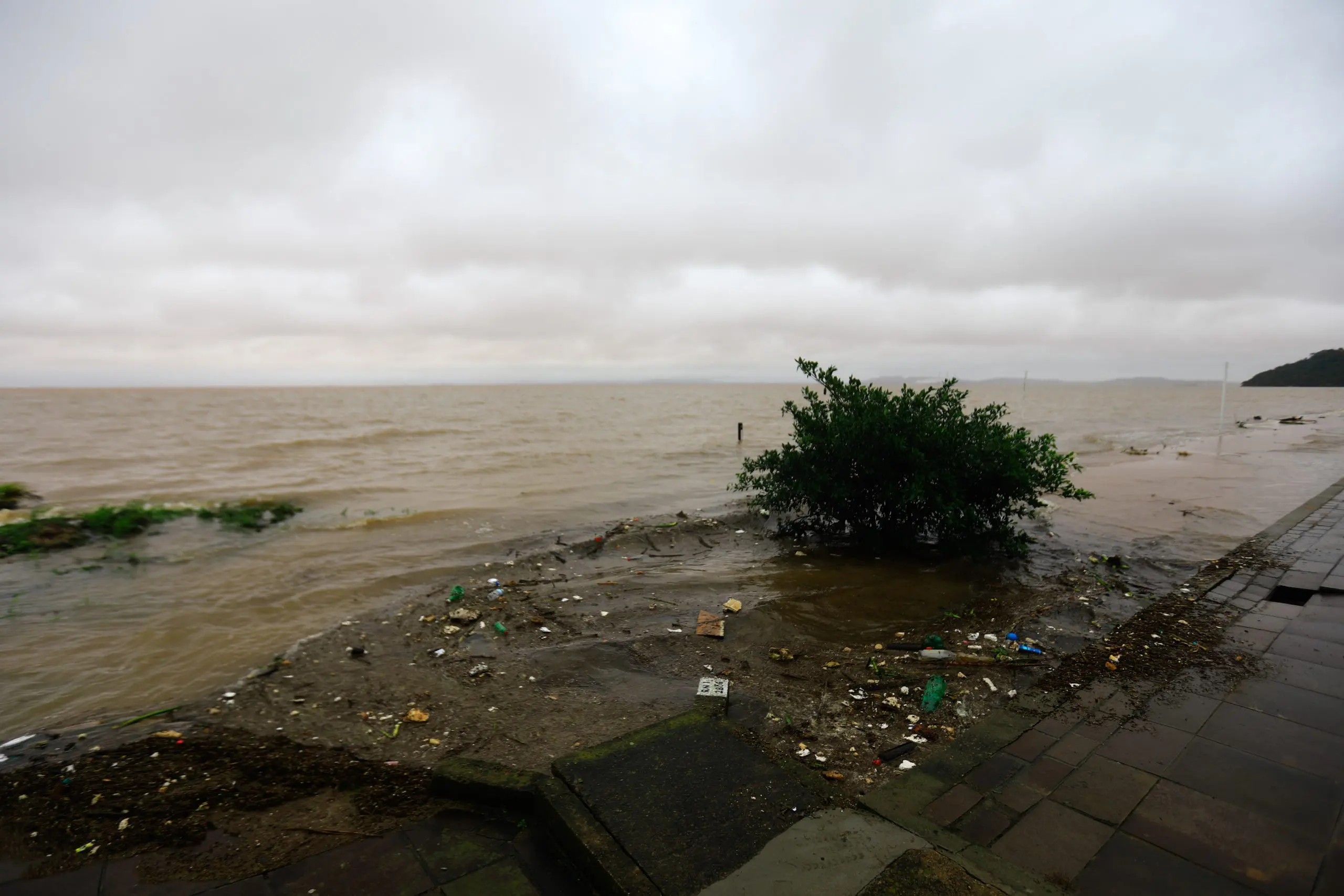 A enchente em Porto Alegre já é histórica. O Lago Guaíba, por exemplo, atingi 4,5 metros - 3/5/2024 | Foto: Mateus Piccini/FotoArena/Estadão Conteúdo