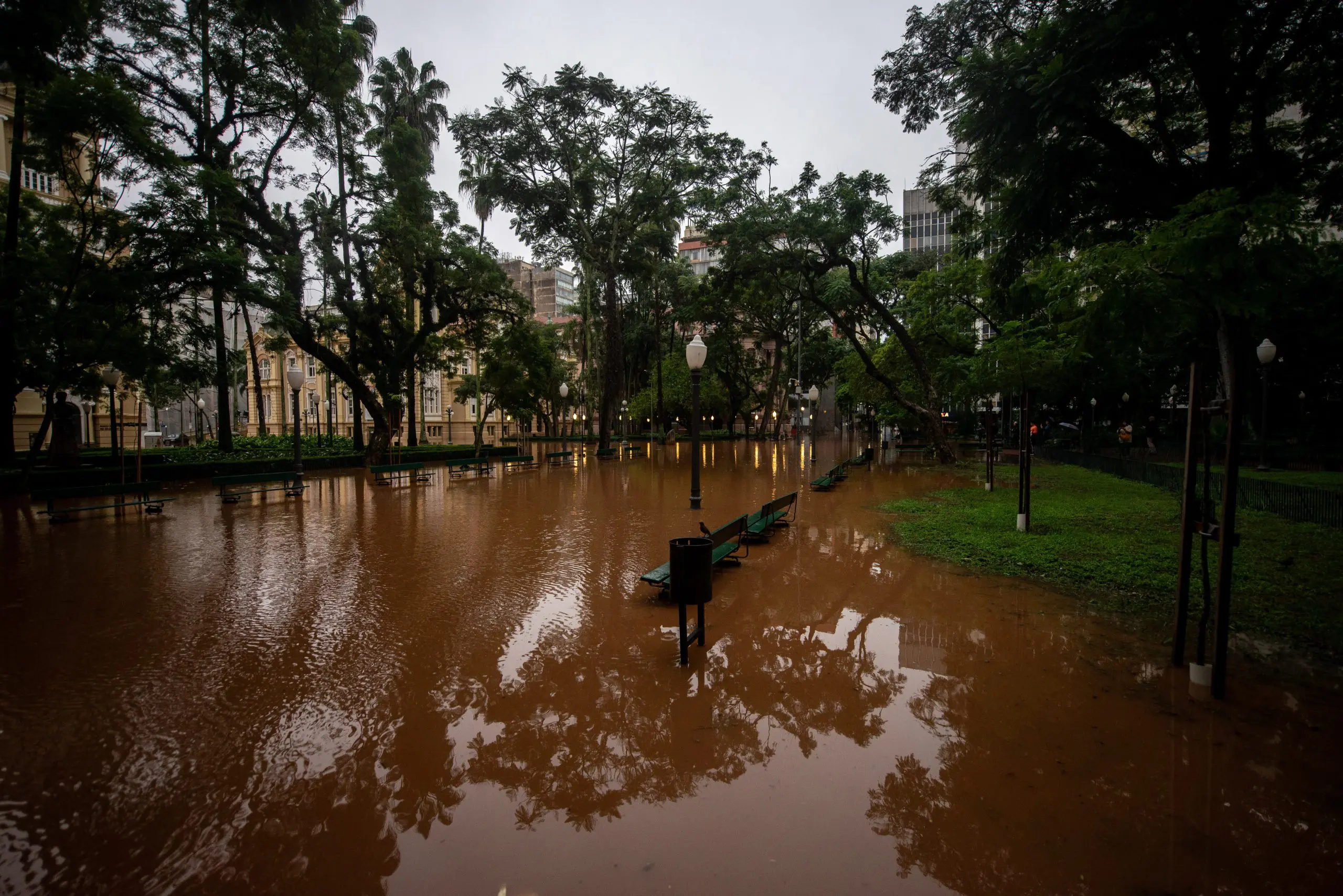 A enchente em Porto Alegre já é histórica. O Lago Guaíba, por exemplo, atingi 4,5 metros - 3/5/2024 | Foto: Mateus Piccini/FotoArena/Estadão Conteúdo
