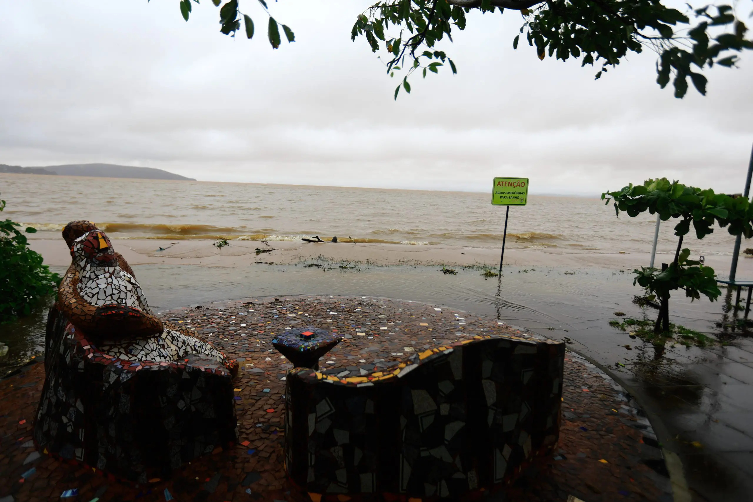 A enchente em Porto Alegre já é histórica. O Lago Guaíba, por exemplo, atingi 4,5 metros - 3/5/2024 | Foto: Mateus Piccini/FotoArena/Estadão Conteúdo