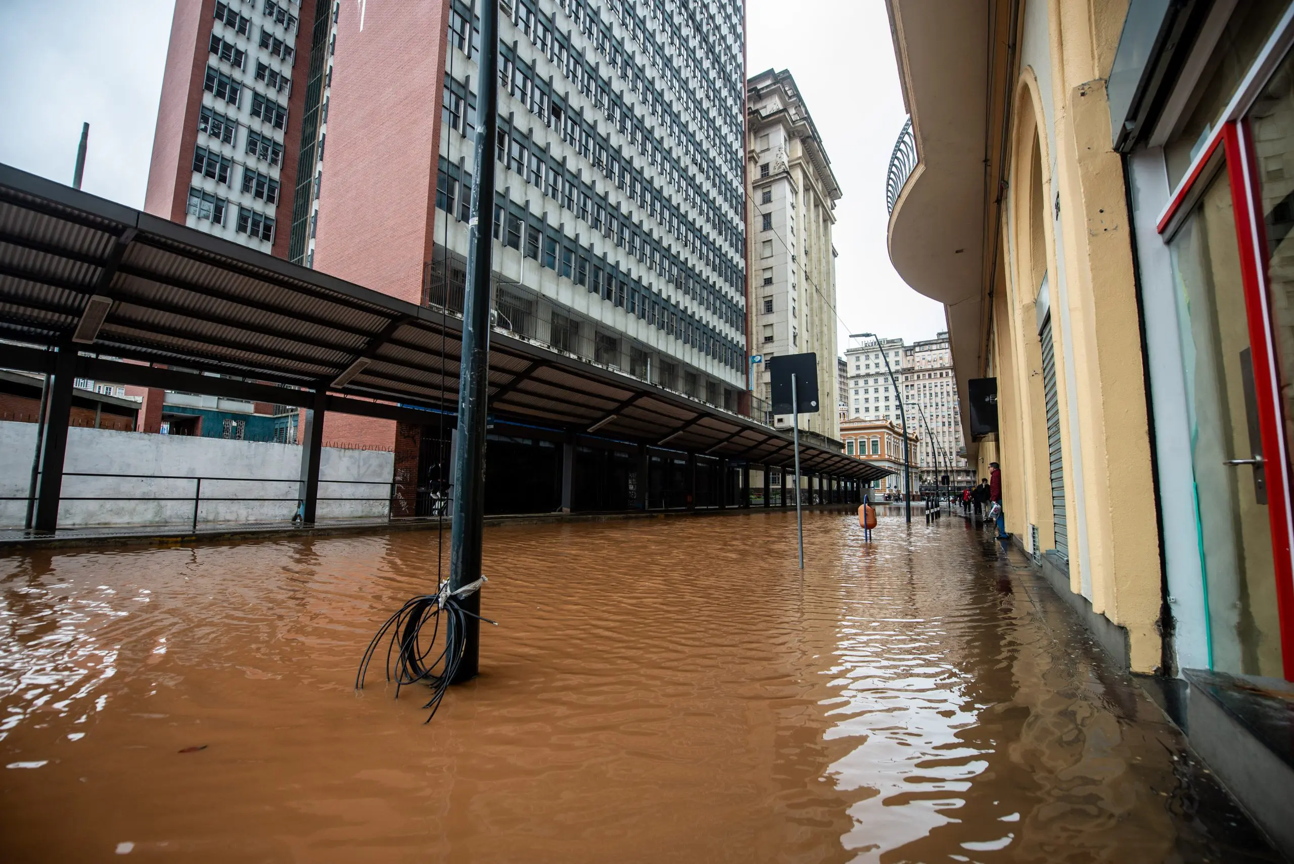 A enchente em Porto Alegre já é histórica. O Lago Guaíba, por exemplo, atingi 4,5 metros - 3/5/2024 | Foto: Mateus Piccini/FotoArena/Estadão Conteúdo