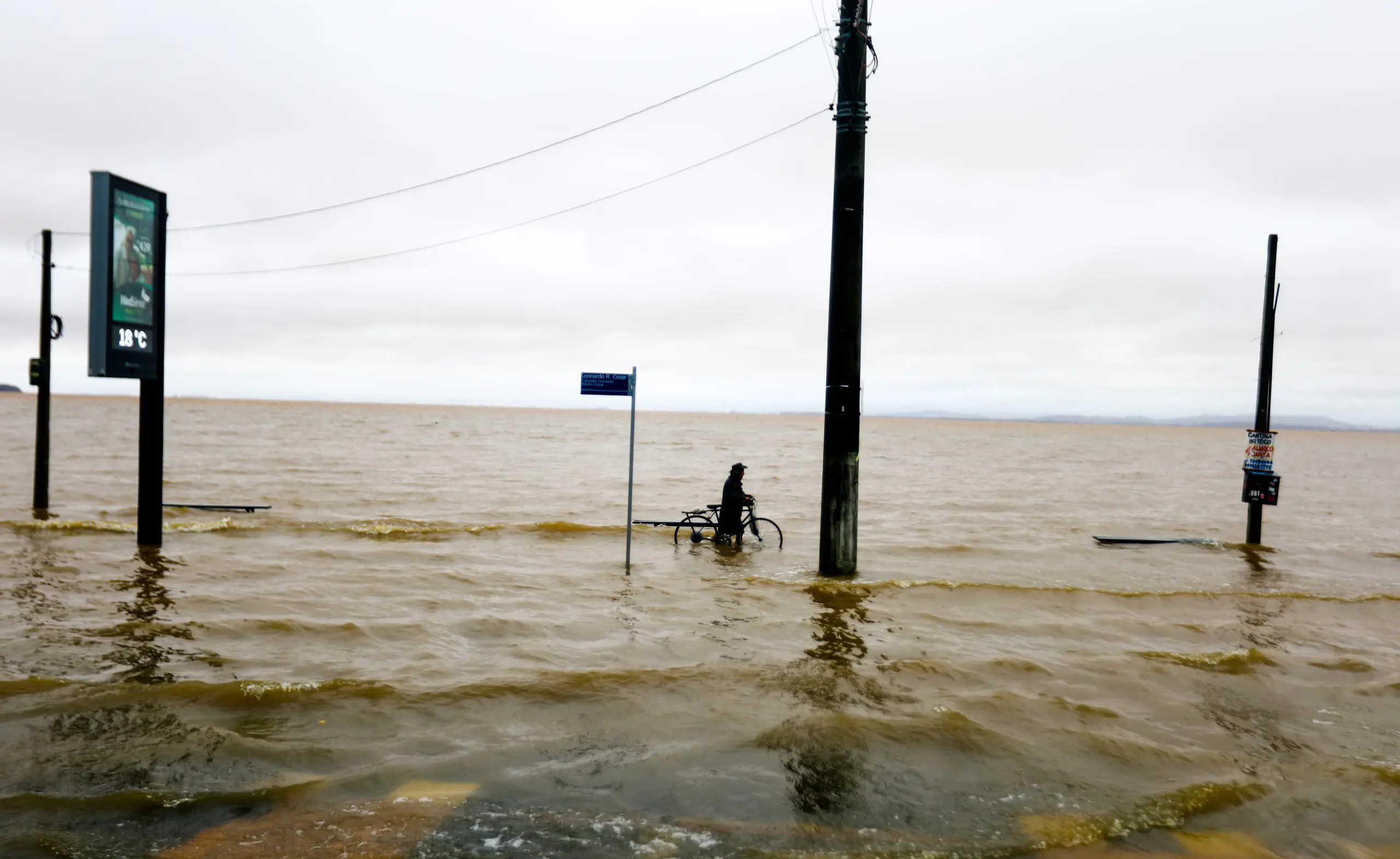 A enchente em Porto Alegre já é histórica. O Lago Guaíba, por exemplo, atingi 4,5 metros - 3/5/2024 | Foto: Mateus Piccini/FotoArena/Estadão Conteúdo
