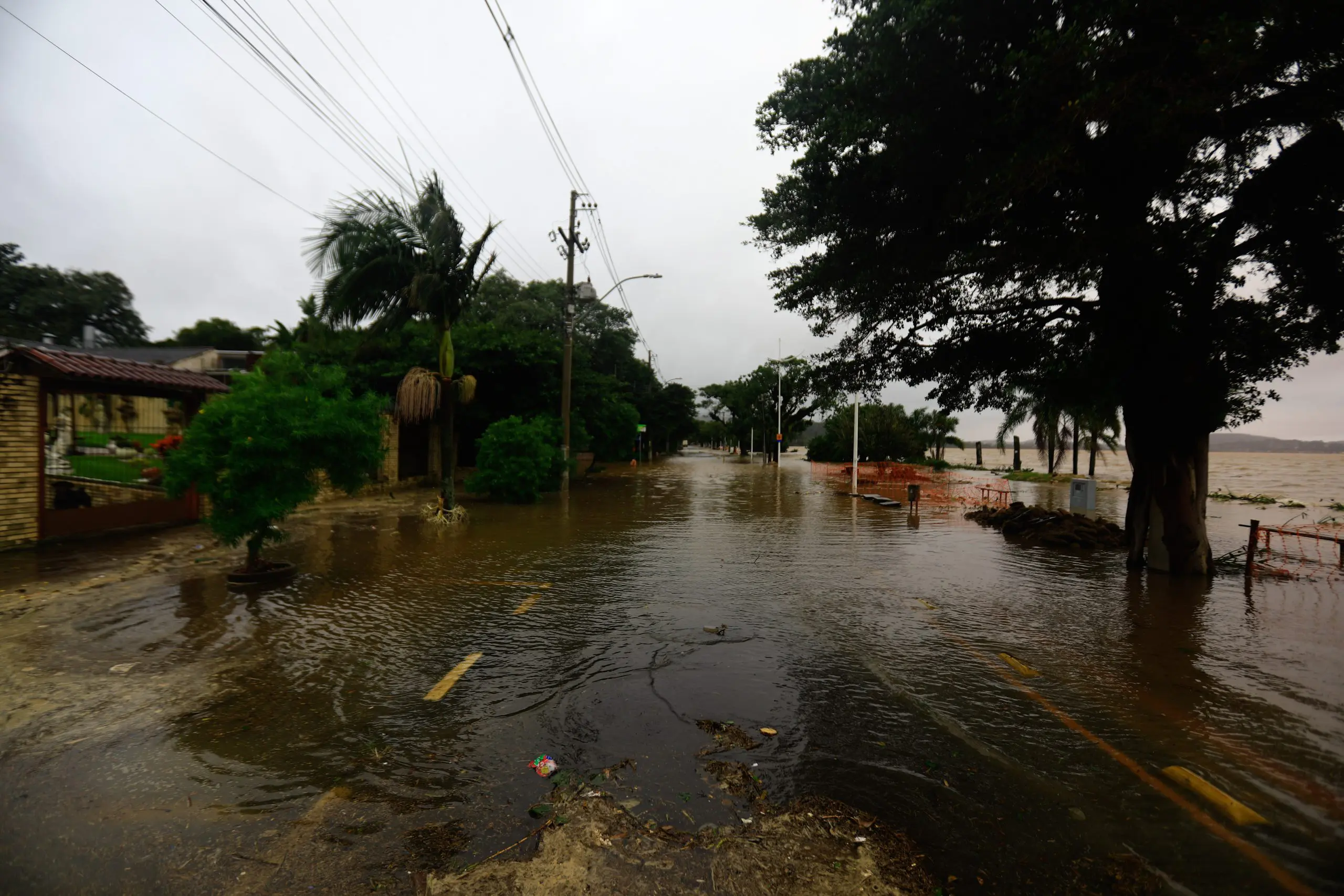 A enchente em Porto Alegre já é histórica. O Lago Guaíba, por exemplo, atingi 4,5 metros - 3/5/2024 | Foto: Mateus Piccini/FotoArena/Estadão Conteúdo