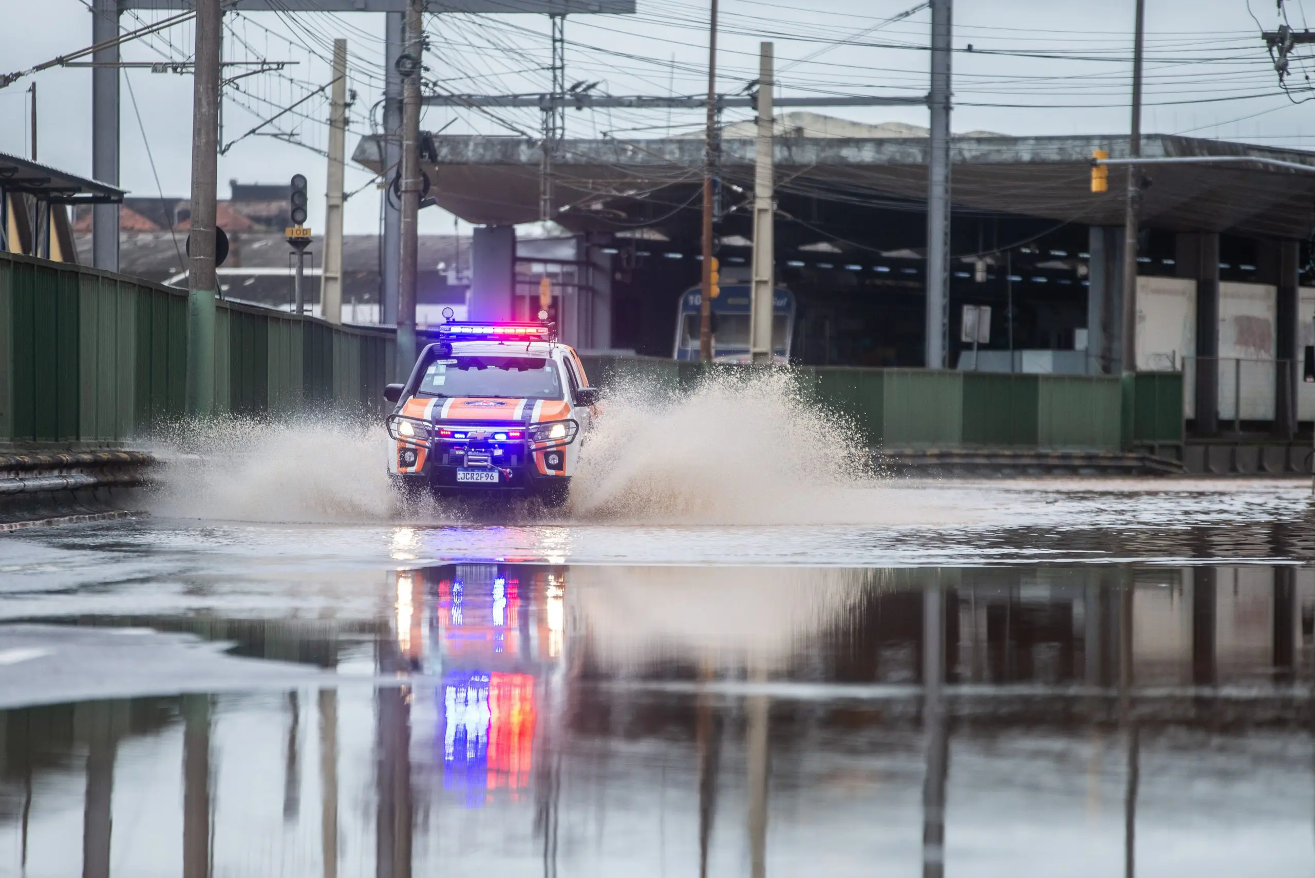 A enchente em Porto Alegre já é histórica. O Lago Guaíba, por exemplo, atingi 4,5 metros - 3/5/2024 | Foto: Mateus Piccini/FotoArena/Estadão Conteúdo