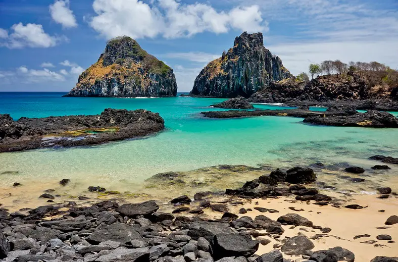 Baía dos Porcos, em Fernando de Noronha | Foto: Leandro Gonçalves/Wikimedia Commons