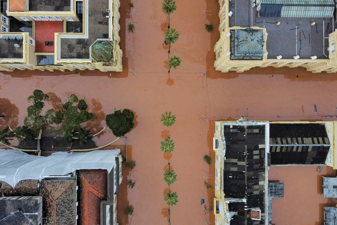 Uma imagem de drone mostra um centro da cidade inundado, depois que pessoas foram evacuadas em Porto Alegre, no Rio Grande do Sul - 4/5/2024 | Foto: Renan Mattos/Reuters