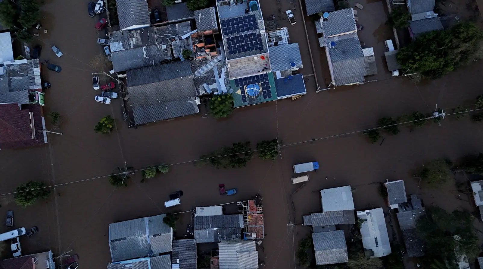 Imagem de drone mostra a bandeira brasileira pintada em uma casa, enquanto as ruas são inundadas em Eldorado do Sul, no Rio Grande do Sul - 9/5/2024 | Foto: Amanda Perobelli/Reuters