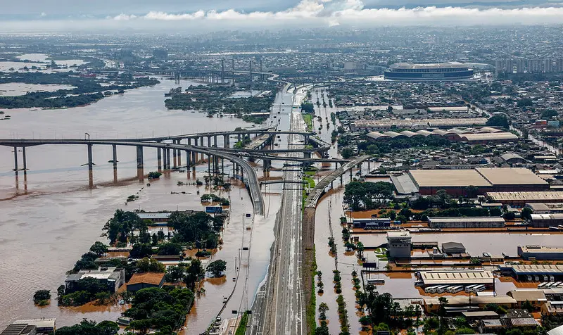 Imagem aérea das inundações do Rio Grande do Sul, feitas durante sobrevoo de Lula em 05 de maio enchente fake news