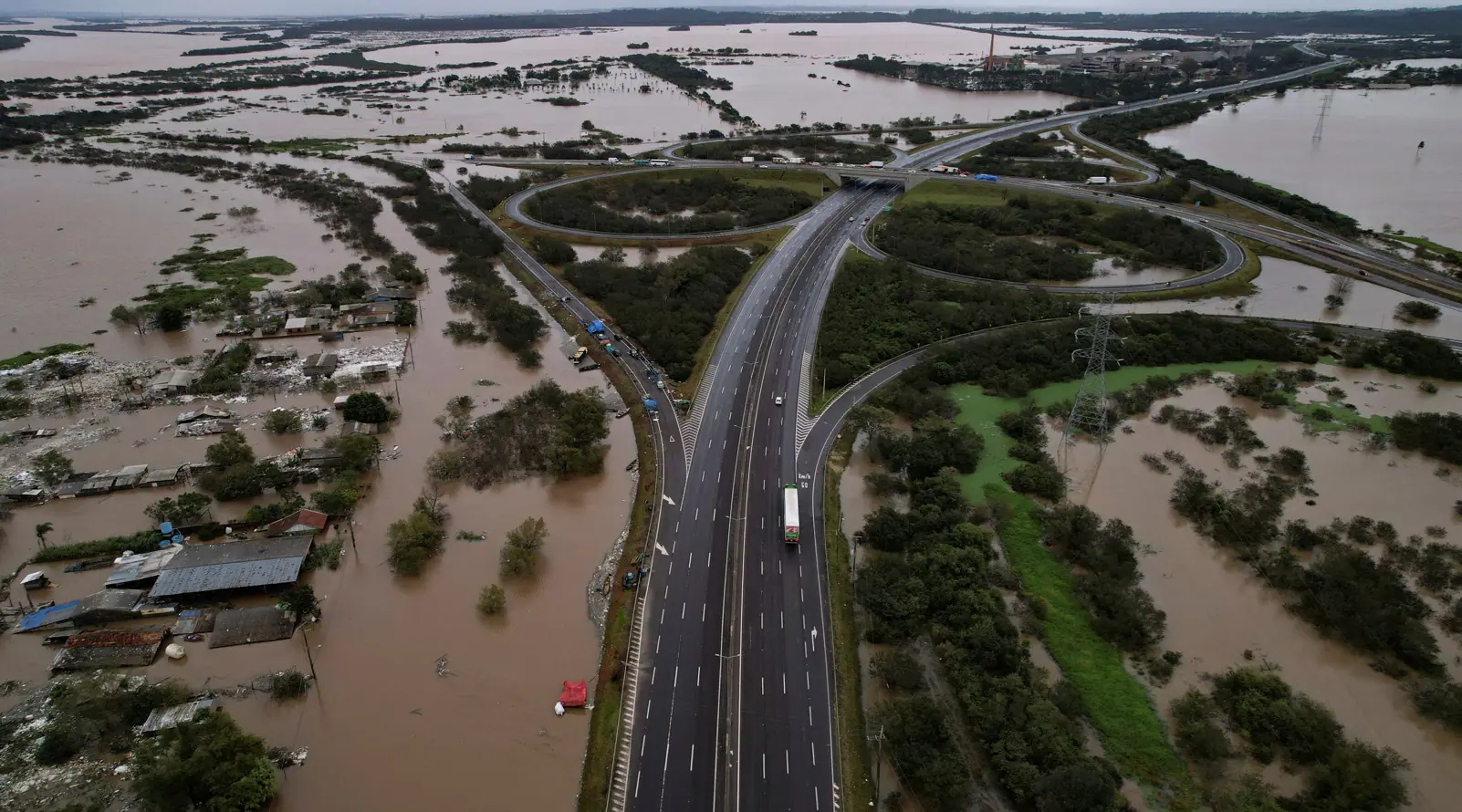 Drone mostra uma rodovia em área alagada em Porto Alegre, no Rio Grande do Sul -13/5/2024 | Foto: Adriano Machado/Reuters