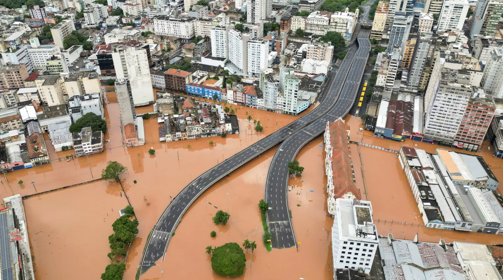 O centro de Porto Alegre inundado, em virtude das enchentes que assolam o Rio Grande do Sul - 5/5/2024 | Foto: Renan mattos/Reuters