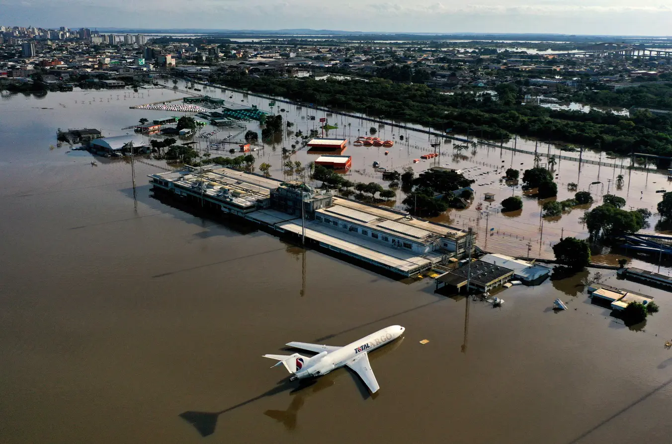 Drone mostra um avião de carga, no inundado Aeroporto Internacional Salgado Filho, em Porto Alegre, Rio Grande do Sul - 7/5/2024 | Foto: Wesley Santos/Reuters