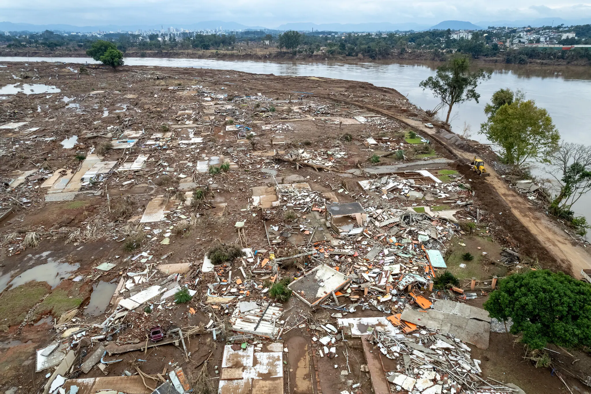 Cruzeiro do Sul, no Rio Grande do Sul, ficou devastado depois das enchentes; pessoas ficaram em abrigos