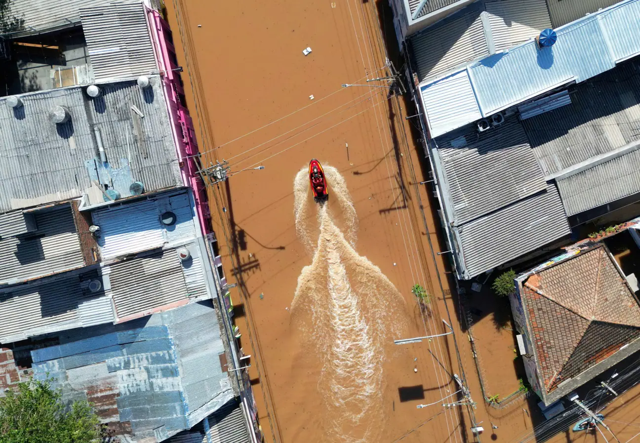 Drone mostra equipes de resgate dirigindo um barco, numa rua inundada em Porto Alegre, no Rio Grande do Sul | Diego Vara/Reuters