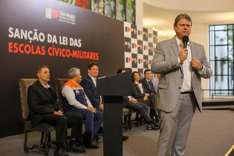 Tarcisio Gomes de Freitas sanciona projeto das escolas cívico-militares