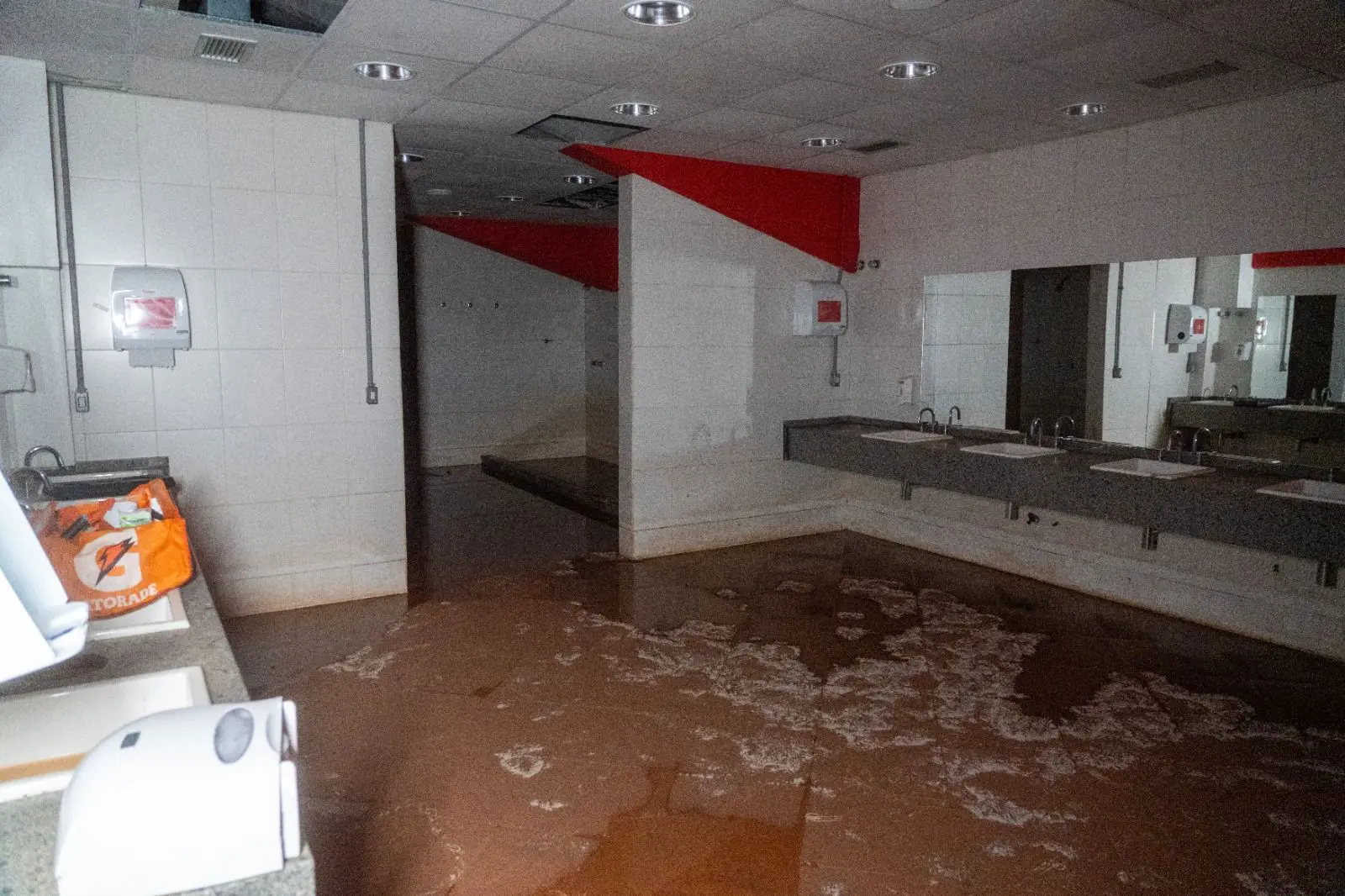 Imagem mostra os estragos no vestiário do Beira Rio