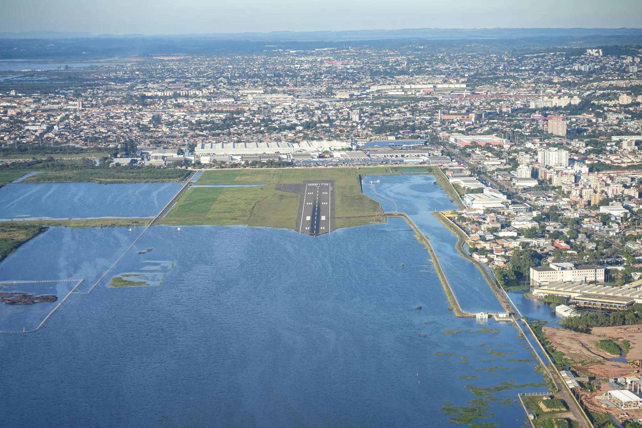 Imagem mostra pista do Aeroporto Salgado Filho alagada