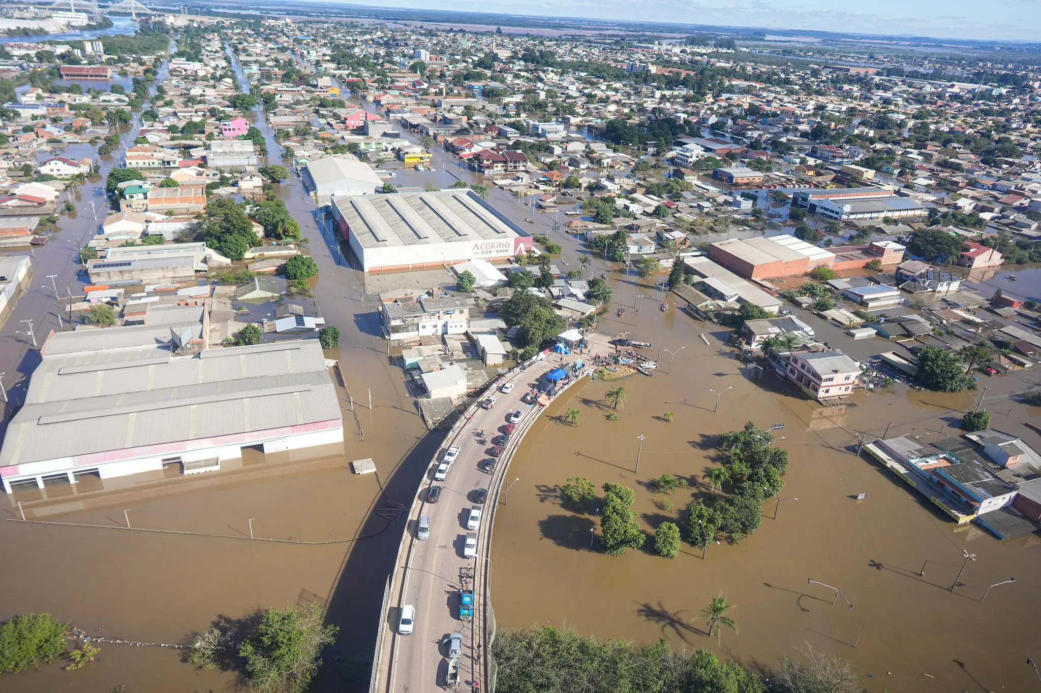 Imagem mostra viaduto em meio ao alagamento em Porto Alegre