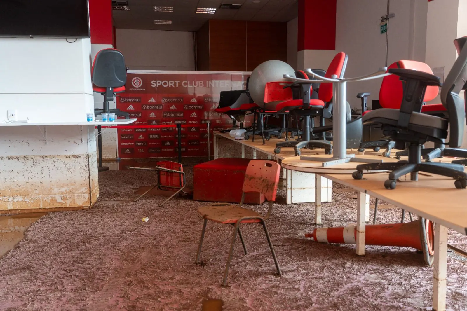Área interna do Beira-Rio ficou cheia de lama