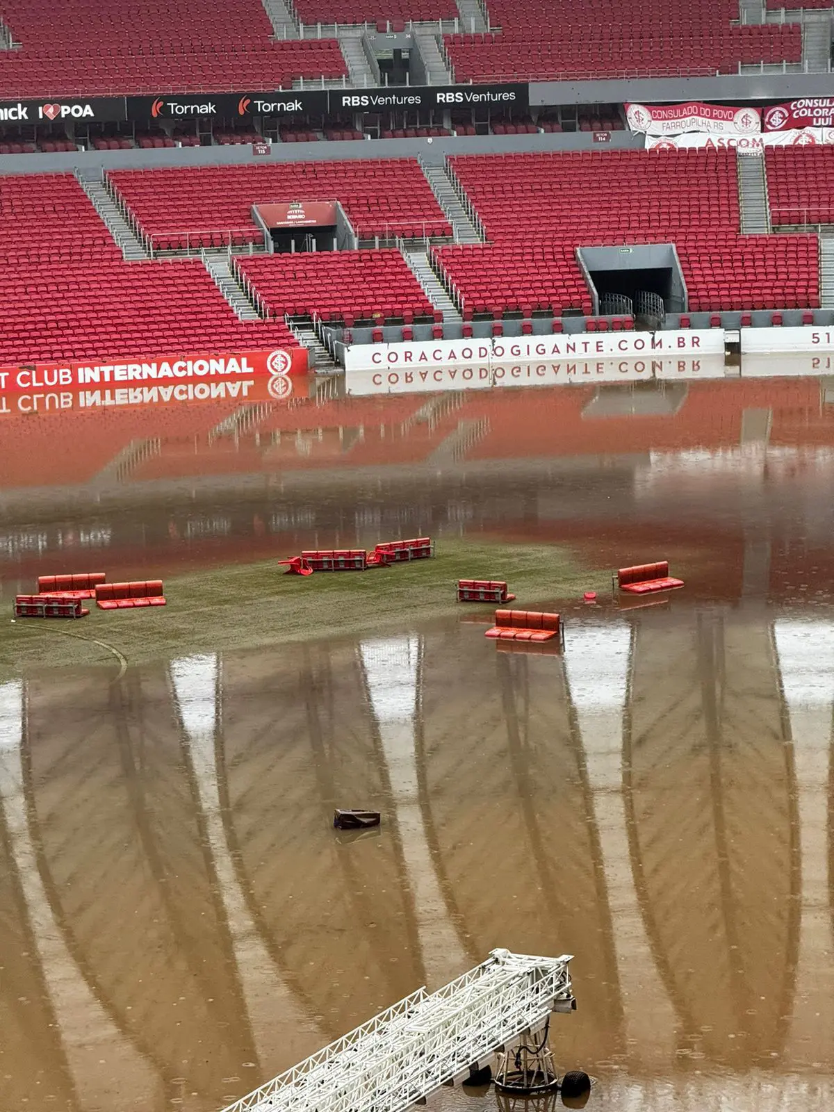 Cadeiras foram arrastadas para o meio do campo do estádio do Inter