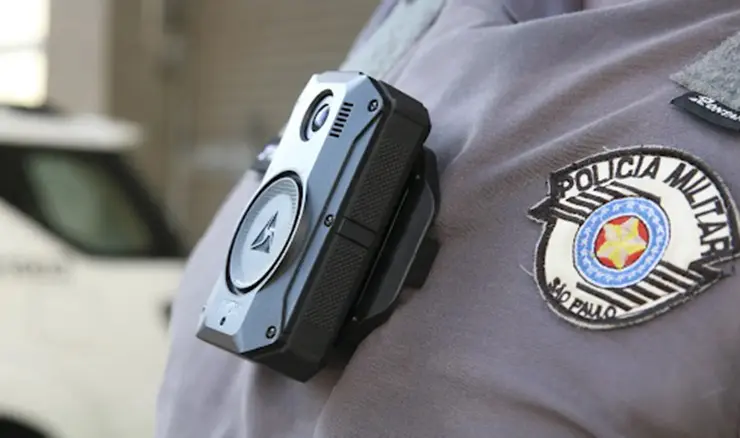Foto mostra câmera em uniforme de policial militar