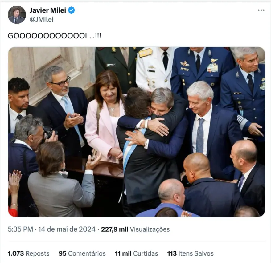 Milei compartilhou uma foto em que abraça o ministro da Economia argentino, Luis Caputo