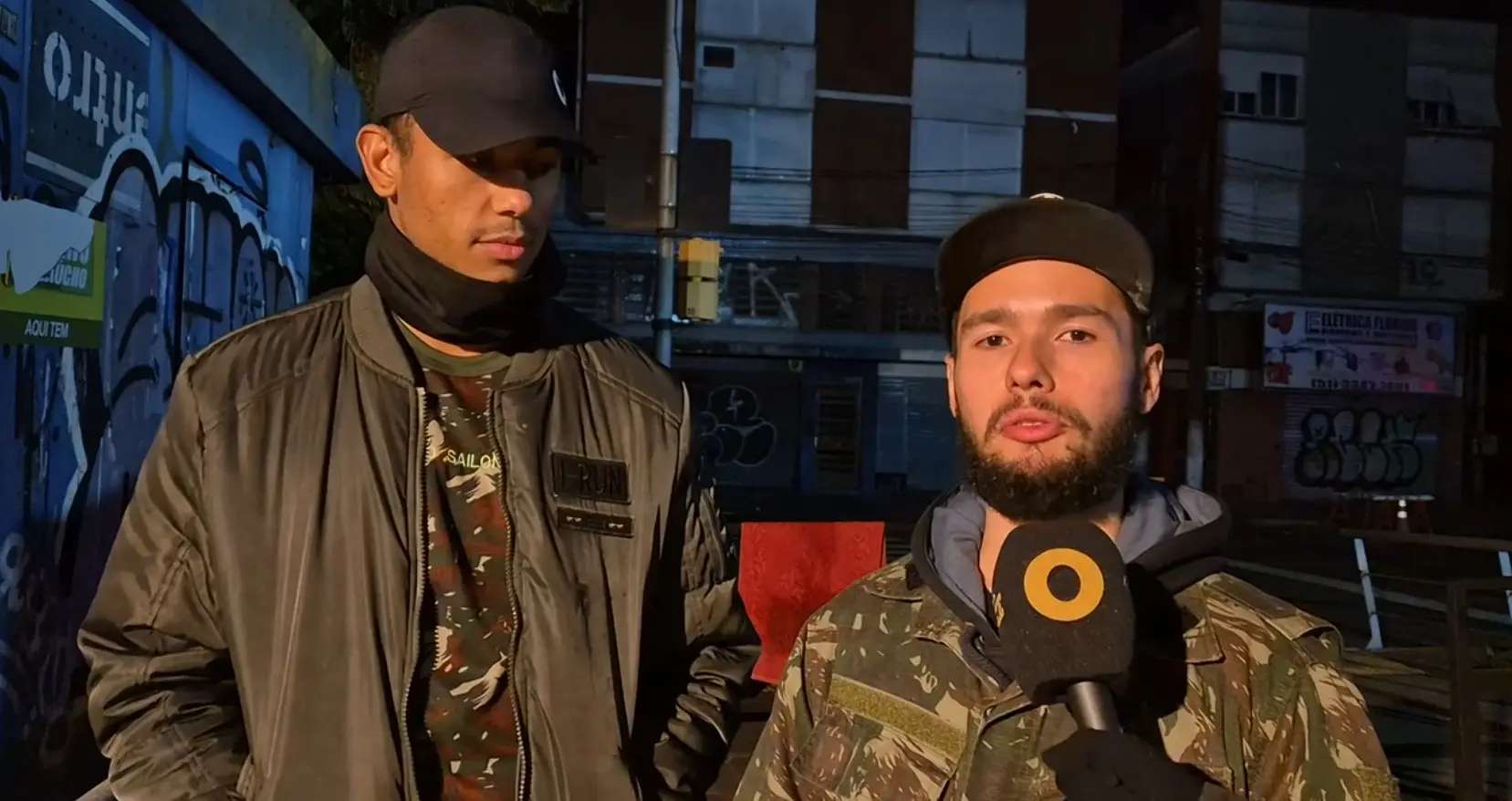A dupla de voluntários Sailon Olenick e Thaigo Santos Lima, durante entrevista no acampamento do Caíru, em Porto Alegre (RS) | Foto: Tauany Cattan/Revista <b>Oeste</b>