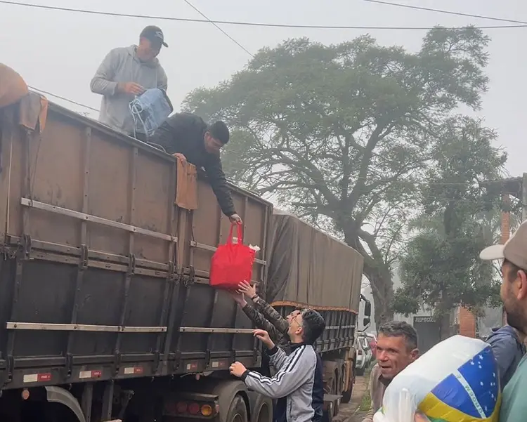 entrega de donativos da caranava de bolsonaro no RS
